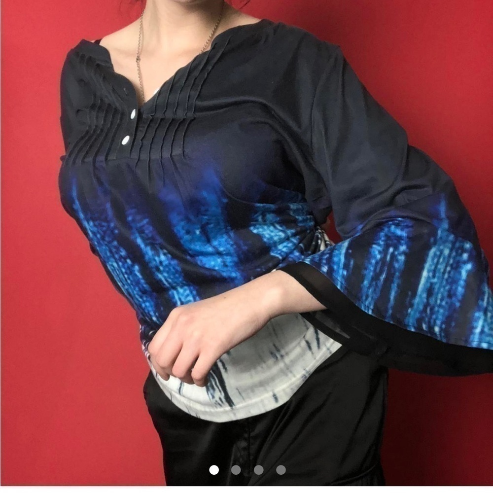 Mid sleeve bell sleeve top with blue and white accents💙🖤